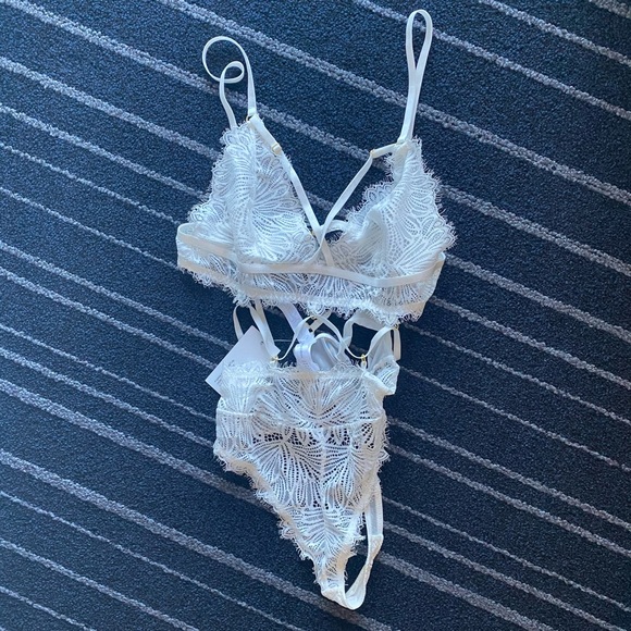 Lacey One-Piece Sexy Lingerie Bodysuit Bra Thong - Picture 4 of 4